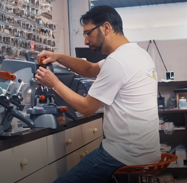 Artisan cordonnier au travail